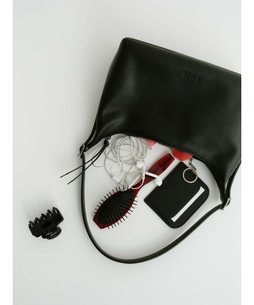 Yuje(ユジェ)の「LUNE ARCH BAG_cow skin (2color)(ショルダーバッグ・レディース・ブラック/クリーム・FREE)」の6枚目の写真