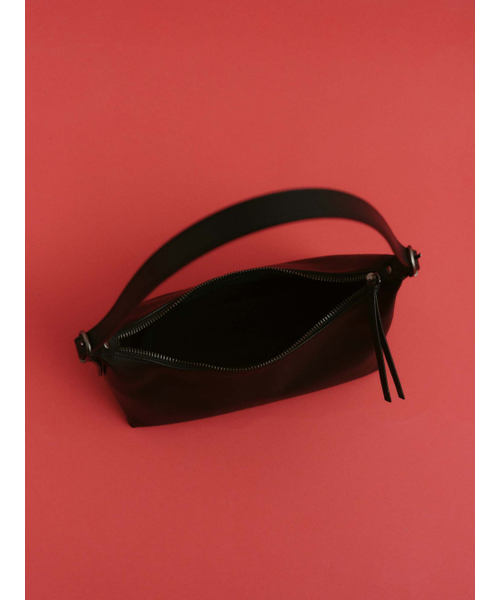 Yuje(ユジェ)の「LUNE ARCH BAG_cow skin (2color)(ショルダーバッグ・レディース・ブラック/クリーム・FREE)」の7枚目の写真