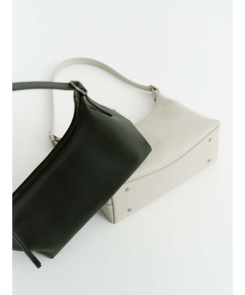 Yuje(ユジェ)の「LUNE ARCH BAG_cow skin (2color)(ショルダーバッグ・レディース・ブラック/クリーム・FREE)」の8枚目の写真