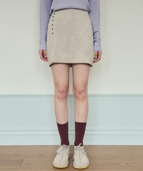 OURNOSTALGIA（アワー ノスタルジア）の「Suede Rivet skirt_Light beige(OC25-SK03)（スカート・レディース・ライトベージュ・MEDIUM/SMALL）」の3枚目の写真