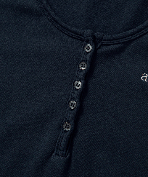 ASON（アズオン）の「EVER BUTTON TEE / NAVY（Tシャツ/カットソー・レディース・その他・FREE）」の4枚目の写真