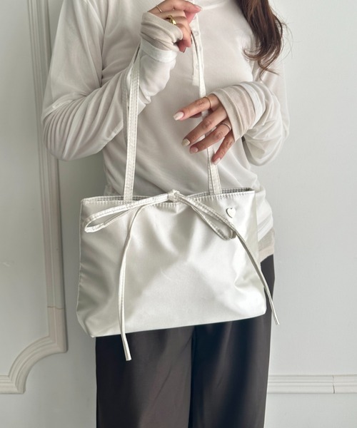 MYMOOD.(マイムード)の「サテン横型ハートワンポイントハンドバッグ(ハンドバッグ・レディース・シルバー/ゴールド・FREE)」の6枚目の写真