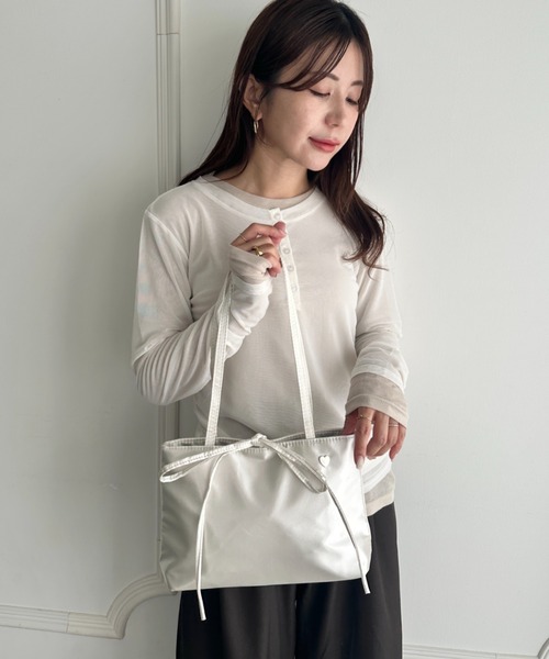 MYMOOD.(マイムード)の「サテン横型ハートワンポイントハンドバッグ(ハンドバッグ・レディース・シルバー/ゴールド・FREE)」の8枚目の写真