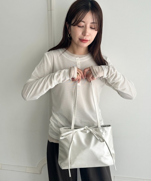 MYMOOD.(マイムード)の「サテン横型ハートワンポイントハンドバッグ(ハンドバッグ・レディース・シルバー/ゴールド・FREE)」の9枚目の写真