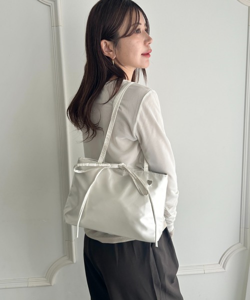 MYMOOD.(マイムード)の「サテン横型ハートワンポイントハンドバッグ(ハンドバッグ・レディース・シルバー/ゴールド・FREE)」の12枚目の写真