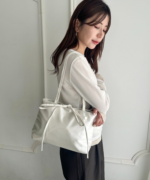 MYMOOD.(マイムード)の「サテン横型ハートワンポイントハンドバッグ(ハンドバッグ・レディース・シルバー/ゴールド・FREE)」の11枚目の写真