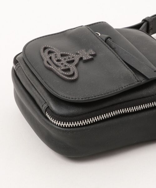 Vivienne Westwood（ヴィヴィアンウエストウッド）の「ETON SMALL CROSSBODY（ショルダーバッグ・レディース・ブラック・FREE）」の3枚目の写真