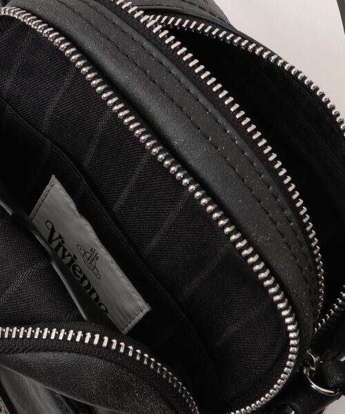 Vivienne Westwood（ヴィヴィアンウエストウッド）の「ETON SMALL CROSSBODY（ショルダーバッグ・レディース・ブラック・FREE）」の4枚目の写真