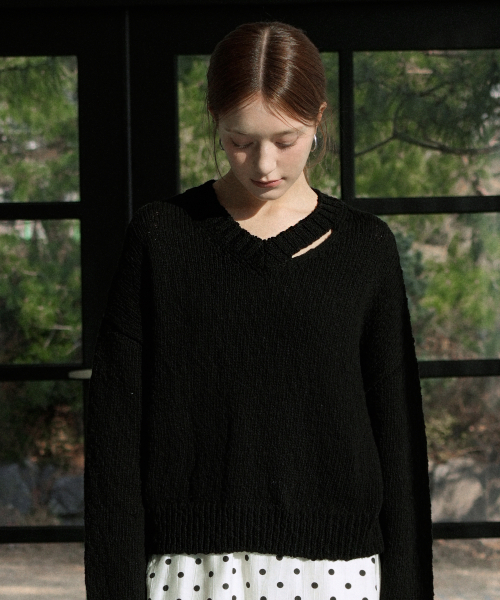 VLETI（ブレッティ）の「[Cotton 100%] Cotton Slavic V-neck Cutting Knit (Black)（ニット/セーター・レディース・ブラック・FREE）」の2枚目の写真