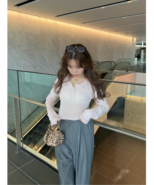 LILY BROWN(リリーブラウン)の「バックオープンヘンリーネックカットトップス(Tシャツ/カットソー・レディース・グレー/ネイビー/ピンク・F)」の7枚目の写真