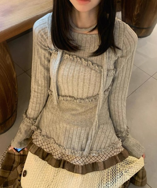 AVYL(アヴィル)の「タイ付き メロウフリルペプラムリブニット(ニット/セーター・レディース・ブルー/グレー・M)」の3枚目の写真