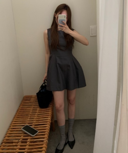 Aelina(エリナ)の「ノースリーブショートワンピース(ワンピース・レディース・グレー/ブラック・L/M)」の12枚目の写真