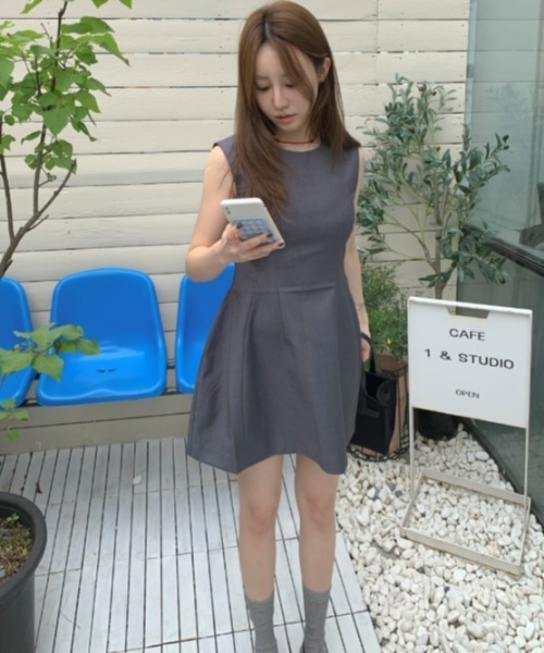 Aelina(エリナ)の「ノースリーブショートワンピース(ワンピース・レディース・グレー/ブラック・L/M)」の17枚目の写真