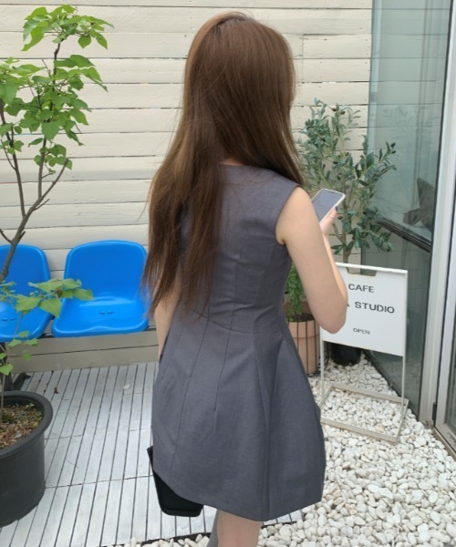 Aelina(エリナ)の「ノースリーブショートワンピース(ワンピース・レディース・グレー/ブラック・L/M)」の19枚目の写真