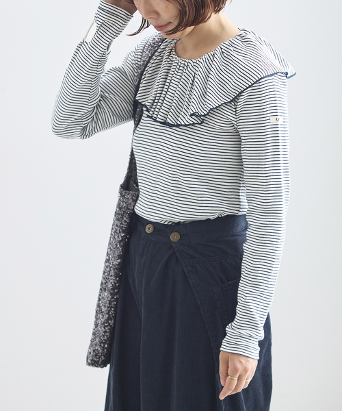 Uhr（ウーア）の「《一部WEB限定カラー》Miller*Uhr 別注 Frill Collar Tops カットソー（Tシャツ/カットソー・レディース・ブラウン/チャコールグレー/アイボリー・FREE）」の2枚目の写真