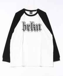 brknhome（ブロークンホーム）の「【brknhome/ブロークンホーム】【1枚でもレイヤードでも着回せる】グラフィックロゴラグランロンT 長袖 ラグランスリーブ モノトーン グラフィティプリント カジュアル ユニセックス（Tシャツ/カットソー）」