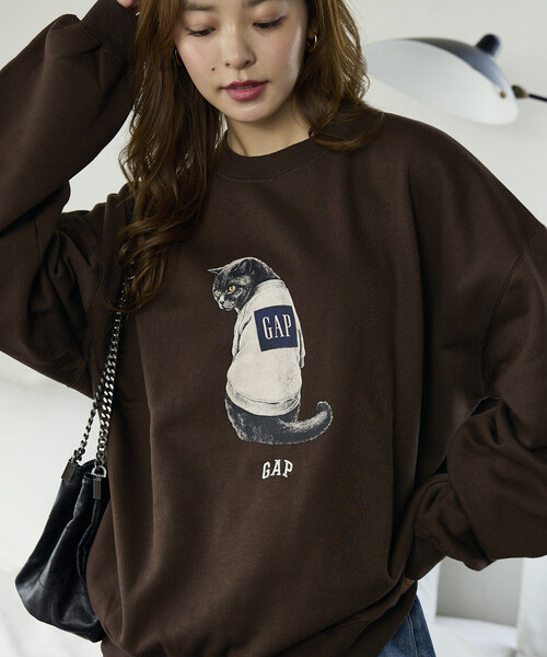 GAP(ギャップ)の「PUBLUX × GAP/ギャップ 別注 キャット グラフィック プリント 裏起毛 スウェット 限定展開(スウェット・メンズ・ブラウン/ネイビー/ピンク/ライトグレー・SMALL/MEDIUM/LARGE)」の1枚目の写真