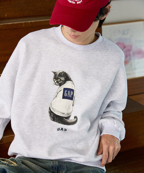 GAP(ギャップ)の「PUBLUX × GAP/ギャップ 別注 キャット グラフィック プリント 裏起毛 スウェット 限定展開(スウェット・メンズ・ブラウン/ネイビー/ピンク/ライトグレー・SMALL/MEDIUM/LARGE)」の2枚目の写真