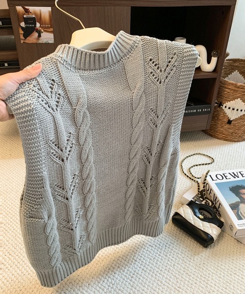 LUCPY(ラクピー)の「透かし編み ケーブルニットベスト(ベスト・レディース・グレー/ホワイト・LARGE/MEDIUM/SMALL)」の4枚目の写真