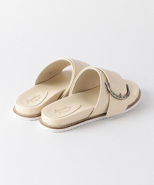 Another Edition(アナザーエディション)の「ビッグメタルバックルサンダル ◆(サンダル・レディース・オフホワイト/ブラック/マスタード・LARGE/SMALL/MEDIUM)」の4枚目の写真