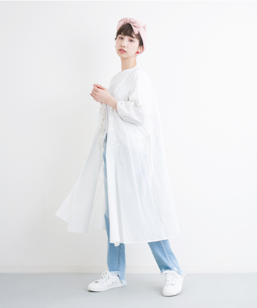 MERLOT(メルロー)の「ボタニカル刺繍ガウン9210(カーディガン/ボレロ・レディース・ブラック/マスタード/オフホワイト/ブルー・FREE)」の2枚目の写真