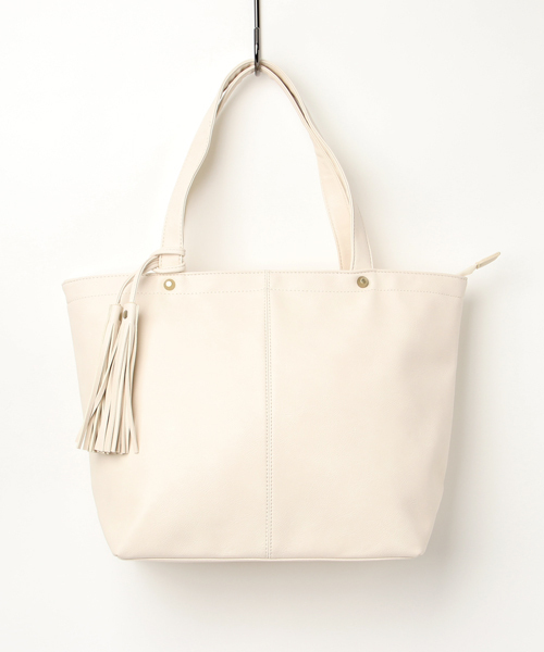 VitaFelice（ヴィータフェリーチェ）の「タッセル付きBIGトートバッグ（トートバッグ・レディース・オフホワイト/ベージュ系その他/ネイビー/ブラック/モカ/プラム/ブルーグレー/ベージュ系その他2/グレー/チャコール/ダークブラウン/ライトグレー/キャメル/ブルー系その他/チョコ・FREE）」の2枚目の写真