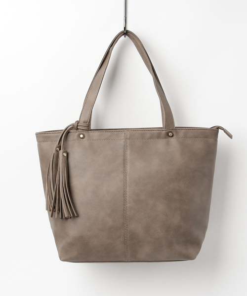 VitaFelice（ヴィータフェリーチェ）の「タッセル付きBIGトートバッグ（トートバッグ・レディース・オフホワイト/ベージュ系その他/ネイビー/ブラック/モカ/プラム/ブルーグレー/ベージュ系その他2/グレー/チャコール/ダークブラウン/ライトグレー/キャメル/ブルー系その他/チョコ・FREE）」の8枚目の写真