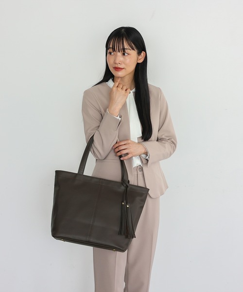 VitaFelice（ヴィータフェリーチェ）の「タッセル付きBIGトートバッグ（トートバッグ・レディース・オフホワイト/ベージュ系その他/ネイビー/ブラック/モカ/プラム/ブルーグレー/ベージュ系その他2/グレー/チャコール/ダークブラウン/ライトグレー/キャメル/ブルー系その他/チョコ・FREE）」の16枚目の写真