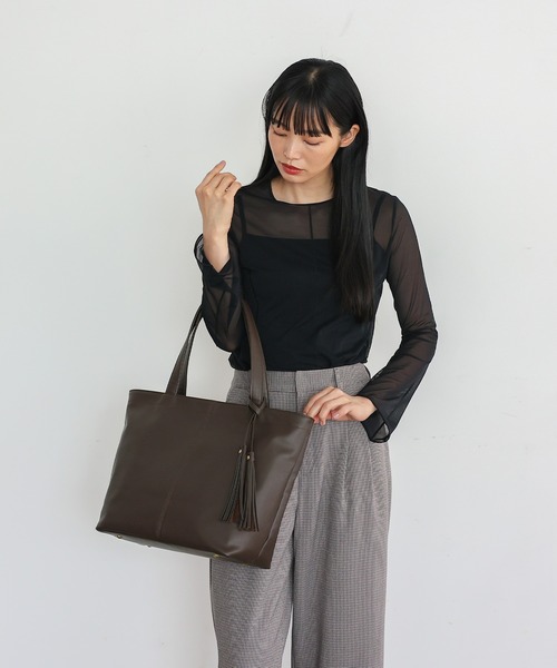 VitaFelice（ヴィータフェリーチェ）の「タッセル付きBIGトートバッグ（トートバッグ・レディース・オフホワイト/ベージュ系その他/ネイビー/ブラック/モカ/プラム/ブルーグレー/ベージュ系その他2/グレー/チャコール/ダークブラウン/ライトグレー/キャメル/ブルー系その他/チョコ・FREE）」の17枚目の写真