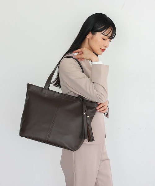 VitaFelice（ヴィータフェリーチェ）の「タッセル付きBIGトートバッグ（トートバッグ・レディース・オフホワイト/ベージュ系その他/ネイビー/ブラック/モカ/プラム/ブルーグレー/ベージュ系その他2/グレー/チャコール/ダークブラウン/ライトグレー/キャメル/ブルー系その他/チョコ・FREE）」の18枚目の写真