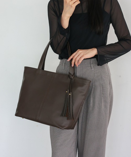 VitaFelice（ヴィータフェリーチェ）の「タッセル付きBIGトートバッグ（トートバッグ・レディース・オフホワイト/ベージュ系その他/ネイビー/ブラック/モカ/プラム/ブルーグレー/ベージュ系その他2/グレー/チャコール/ダークブラウン/ライトグレー/キャメル/ブルー系その他/チョコ・FREE）」の19枚目の写真