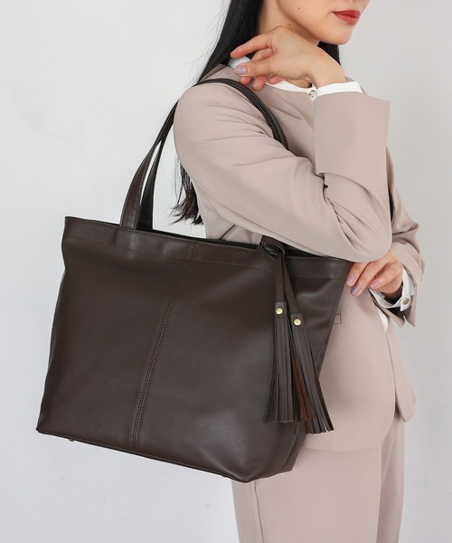 VitaFelice（ヴィータフェリーチェ）の「タッセル付きBIGトートバッグ（トートバッグ・レディース・オフホワイト/ベージュ系その他/ネイビー/ブラック/モカ/プラム/ブルーグレー/ベージュ系その他2/グレー/チャコール/ダークブラウン/ライトグレー/キャメル/ブルー系その他/チョコ・FREE）」の20枚目の写真