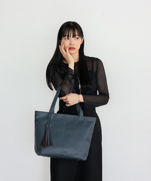 VitaFelice（ヴィータフェリーチェ）の「タッセル付きBIGトートバッグ（トートバッグ・レディース・オフホワイト/ベージュ系その他/ネイビー/ブラック/モカ/プラム/ブルーグレー/ベージュ系その他2/グレー/チャコール/ダークブラウン/ライトグレー/キャメル/ブルー系その他/チョコ・FREE）」の22枚目の写真