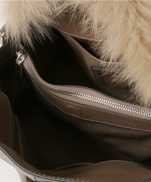 22 OCTOBRE（ヴァンドゥ－オクトーブル）の「ファーハンドルストラップバッグ（ハンドバッグ・レディース・ブラック/ベージュ・FREE）」の8枚目の写真