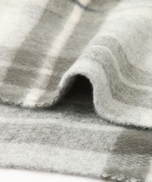 SENSE OF PLACE by URBAN RESEARCH（センスオブプレイスバイアーバンリサーチ）の「シャギーチェックマフラー（マフラー・レディース・グレー/グリーン・-）」の4枚目の写真