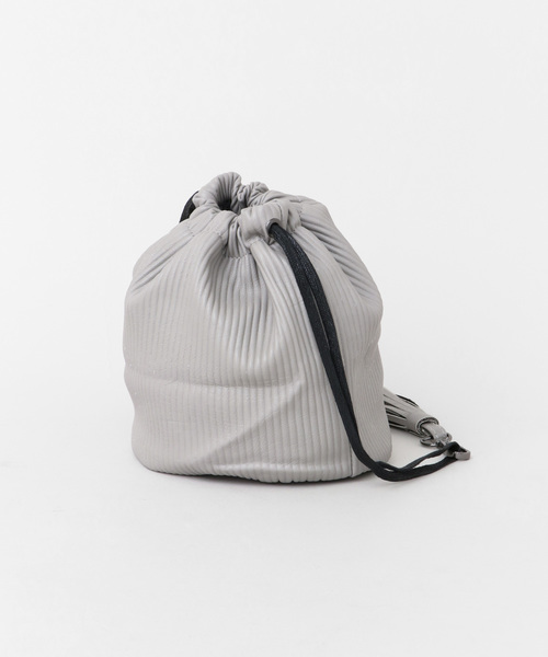 ITEMS URBANRESEARCH（アイテムズ アーバンリサーチ）の「フェイクレザー巾着BAG（ショルダーバッグ・レディース・ブラック/グレー/ゴールド・ONE）」の7枚目の写真