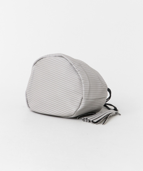 ITEMS URBANRESEARCH（アイテムズ アーバンリサーチ）の「フェイクレザー巾着BAG（ショルダーバッグ・レディース・ブラック/グレー/ゴールド・ONE）」の8枚目の写真