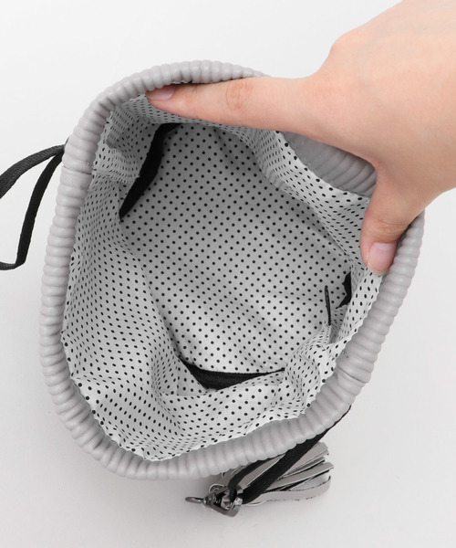 ITEMS URBANRESEARCH（アイテムズ アーバンリサーチ）の「フェイクレザー巾着BAG（ショルダーバッグ・レディース・ブラック/グレー/ゴールド・ONE）」の10枚目の写真