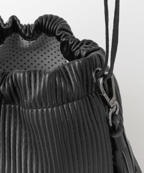 ITEMS URBANRESEARCH（アイテムズ アーバンリサーチ）の「フェイクレザー巾着BAG（ショルダーバッグ・レディース・ブラック/グレー/ゴールド・ONE）」の11枚目の写真