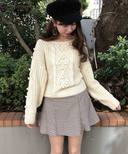 archives（アルシーヴ）の「ポンポン付きケーブル編み（ニット/セーター・レディース・ブラック/ベージュ/アイボリー・MEDIUM）」の5枚目の写真