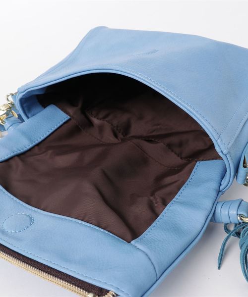 and mikka（アンドミカ）の「【WEB限定】and mikka / 2way 編みハンドル タッセル ショルダー × ハンドバッグ（ショルダーバッグ・レディース・ホワイト/ブラック/ブルー・FREE）」の4枚目の写真