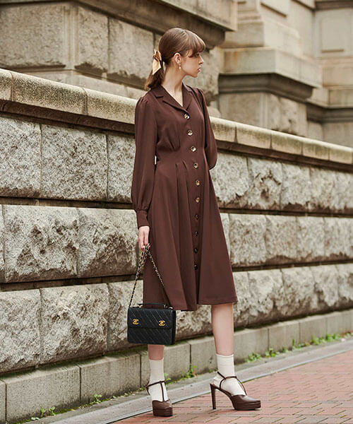 美品✨フォクシー イリス タックAラインフレアワンピース ベージュ 38 EIMY ISTOIRE（エイミーイストワール）の「ゴールドボタンフレア