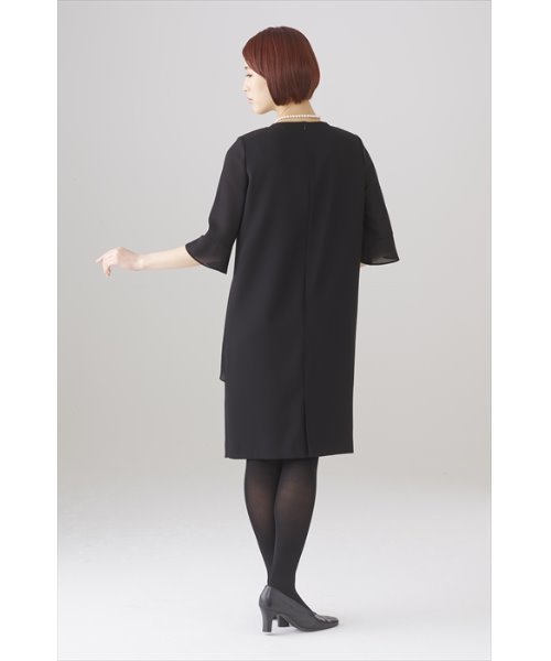 MONOIR(モノワール)の「濃染加工ゆったりサイズワンピース(夏OK)(ワンピース・レディース・ブラック・13号/17号/19号/15号/11号/9号)」の3枚目の写真