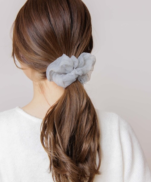 flower（フラワー）の「エアリーブルームシュシュ（シュシュ・レディース・アイボリー/ブラウン/カーキ/ダークブラウン・FREE）」の2枚目の写真