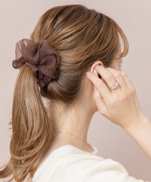 flower（フラワー）の「エアリーブルームシュシュ（シュシュ・レディース・アイボリー/ブラウン/カーキ/ダークブラウン・FREE）」の15枚目の写真