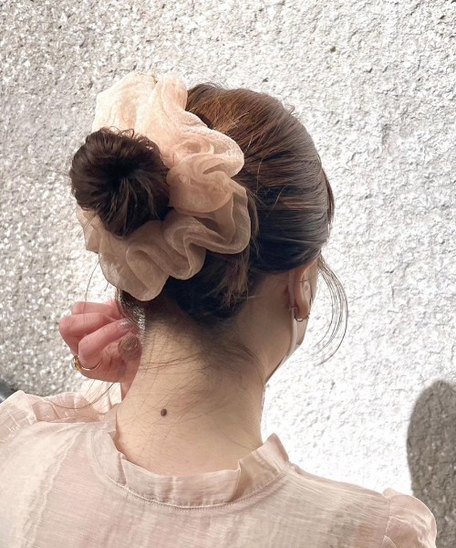 flower（フラワー）の「エアリーブルームシュシュ（シュシュ・レディース・アイボリー/ブラウン/カーキ/ダークブラウン・FREE）」の9枚目の写真