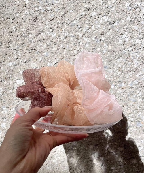 flower（フラワー）の「エアリーブルームシュシュ（シュシュ・レディース・アイボリー/ブラウン/カーキ/ダークブラウン・FREE）」の10枚目の写真