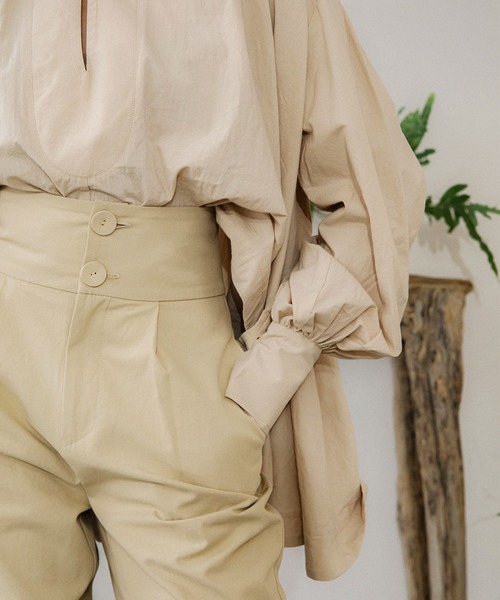 ACCL（エーシーシーエル）の「ビッグボタンハイウエストパンツ（その他パンツ・レディース・ベージュ/マスタード/ダークパープル・MEDIUM/SMALL）」の2枚目の写真