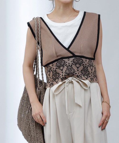 COLONY 2139(コロニートゥーワンスリーナイン)の「麻タッチダマスク柄ニットビスチェ(セットアップ可)(ニット/セーター・レディース・ベージュ/ブラック・FREE)」の2枚目の写真
