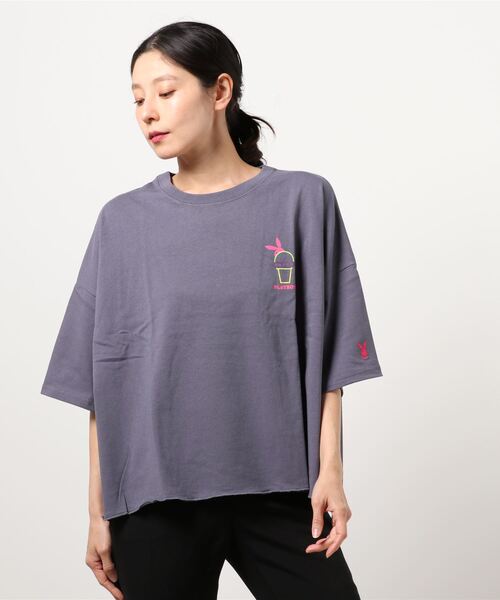 PLAYBOY（プレイボーイ）の「【PLAY BOY/プレイボーイ】裾メローステッチ入り　ビッグシルエット　ワンポイントブランドロゴＴシャツ（Tシャツ/カットソー・レディース・ネイビー/ブラック/オフホワイト・LARGE/MEDIUM）」の3枚目の写真